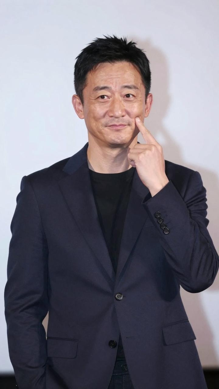 近日，一段关于演员吴京的短视频在社交媒体上引发了广泛关注。在北京电影学院的路演活动中，52岁的吴京用手轻戳脸颊后，面部皮肤竟然留下了一个久久未能回弹的“凹痕”。这一现象被网友们戏称为“真人版解压神器”